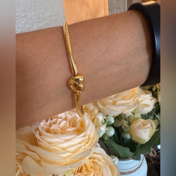 Women’s Heart Clasp Snake Chain Bracelet 7.8” - Picture 2 of 2